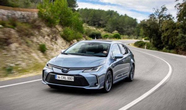 Подобен списък няма как да мине и без японски модели, достигнали до 7-о поколение. Първият от тях е Toyota Corolla, която излиза през 1966 г. и само за 8 години се утвърждава като най-продаваният автомобил на планетата. От този момент тя е винаги в челото по този показател, като до момента по света са продадени 44 млн. бройки.
Последната генерация е 12-а поред, като тя се различава значително. Първоначално Corolla беше със задно предаване, а вече е само с предно, като подобно на големите си конкуренти, моделът получи и хибридни технологии.