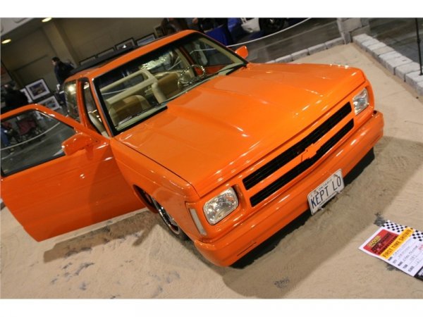 Брутална доработка на Chevy Blazer от 1987 година, представена на Performance World Custom Car & Truck Show 2009