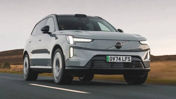 Удоволствие е да го шофираш въпреки огромните размери и още по-огромното тегло. На пътя ЕX90 е рафинирано и тихо, дългите пътешествия не уморяват, масажните седалки са сред най-добрите. Плюс множество дребни удобства, разчетени за семейства с малки деца на задната седалка. 
