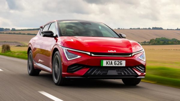 ЕV6 успява да се отличава от тълпата, но без да бъде прокудена от модните среди, и да е бърза, но без да стряска истинските спортни коли. Този автомобил поема по съвсем различна пътека от Hyundai Ioniq 5, с когото дели задвижване и платформа. Той е просторен, тих и удобен за дълги пътувания, а 800-волтовата архитектура прави зареждането бързо и безболезнено. 
