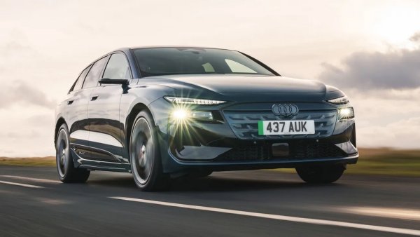 Британците харесват A6 e-tron дори и само защото не е поредният електрически SUV на пазара. Освен това изпълнява ролята си добре, движи се ефективно и изминава дълго разстояние между зарежданията. И се кара точно както бихте очаквали от класическите седани и комбита на Audi. 

