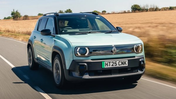 Новата "четворка" комбинира талант за динамика с възхитително ниво на комфорт дори и по лоши пътища като българските. Дизайнът може и да не удря с юмрук в слънчевия сплит на носталгията ви като Renault 5, но е елегантен, чаровен и се разпознава отдалеч. А интериорът е просто фантастичен. 
