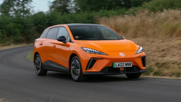 Китайската машина, която носи древната британска марка, не изглежда като кой знае колко вълнуваща кола по стандартите на Top Gear. Вълнението идва, когато отчетете какво прави този автомобил в замяна на цената си. MG4 има обхват, скорост на зареждане, оборудване и динамика като за по-скъп автомобил. 
