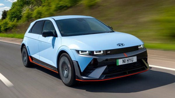 Мнозина - и ние включително - не вярваха, че това изобщо е възможно: да се създаде електрическа кола, която да е толкова вълнуваща и ангажираща за каране като добър бензинов хот хеч. Крачка напред за Ioniq 5 N, който си позволи богохулството да използва фалшив звук от бензинов двигател, за да повишава адреналина ви - и при това напълно успешно. А в завоите това шаси и това окачване имат своите собствени трикове, за да накарат гравитацията да забрави за двутонното тегло. Също успешно. 
