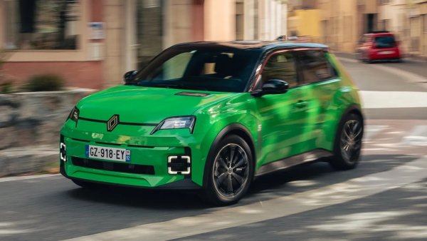 И преди е имало ретро електромобили с премиум нотки - MINI Cooper SE или пък Fiat 500e. Но Renault го прави още по-добре. Първо, по-голямо и по-практично е от тези свои конкуренти. Второ, дава ви познат силует, но в модерен облик, в съчетание с изключително добре обмислен и жизнерадостен интериор. Новата "петица" е също толкова очарователна за каране, както и за гледане. Електрически автомобил, който спокойно може да обикнеш със сърцето, а не с ума. 
