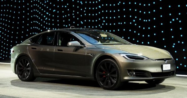 Tesla обикновено поддържа високи технологии, които обаче на външен вид изглеждат доста скромно. Много автомобилни експерти и журналисти критикуваха качеството на изработка на Model S, като някои от тях имат и сериозни претенции към салона на електрическия седан.