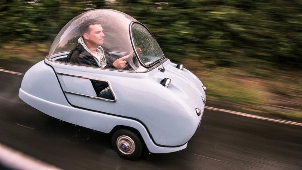 Защо да се хабиш да конструираш покрив, когато можеш да покриеш цялата кола с един-единствен прозорец? Trident е "спортната" версия на прословутия микроавтомобил Peel P50, с който Джеръми Кларксън преследваше колеги по коридорите и асансьорите на ВВС. Ако ви изглежда като аквариум за рибки на колела, то е, защото вероятно именно нещо подобно е послужило за вдъхновение на дизайнера. 
