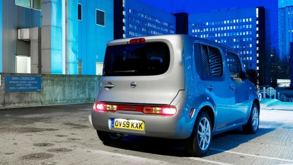 Още една нестандартна идея: стъклата на автомобила да не са симетрични. От едната си страна Cube има нормална задна колона, но от другата задното стъкло се извива и преминава в странично. Въпреки асиметричната си форма - или може би тъкмо заради нея - Cube дълго бе най-продаваният кей-кар на Nissan в Япония. За жалост този прозорец оскъпяваше доста производството и накрая компанията се отказа от него. 

