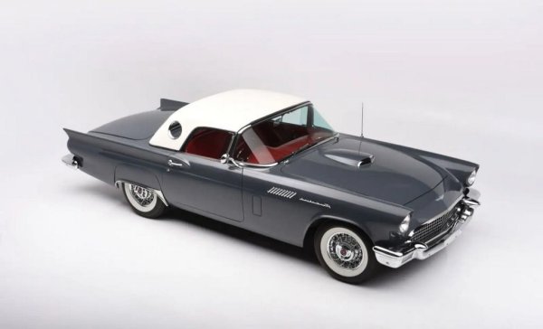 Кръглите отвори отзад са останали в дизайнерската терминология като "оперни прозорчета". Thunderbird не е първият автомобил с такъв орнамент, но е вероятно най-прочутият. Идеята е била да се увеличи видимостта при вдигнат покрив. Съмняваме се да е било кой знае колко ефективно. Но поне придават на колата запомнящ се вид.
