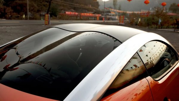 Искаш да направиш конкурент на Audi TT, но емблемата ти не е чак толкова престижна? Винаги можеш да компенсираш това, като се постараеш повече с дизайна. Французите бяха достатъчно смели да използват покрив тип "двоен балон" в своето RCZ - не само интересен дизайнерски детайл, но и полезно от аеродинамична гледна точка. 
