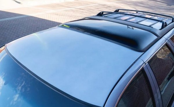 Странната издутина на покрива на този Buick, срещана също така и при Oldsmobile Custon Cruiser, се нарича vista roof - покрив за гледки. Ефектът върху аеродинамиката е подчертано негативен, освен това играта загрубява, когато уплътненията поддадат. Но е едно от най-необичайните решения, факт. 