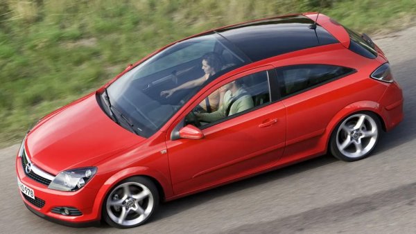 За осем десетилетия под шапката на General Motors, Opel почти непрекъснато беше на загуба - но пък това даваше на инженерите и дизайнерите свободата да опитват необичайни, меко казано, неща. Като например тази Astra с непрекъснат панорамен покрив. Затъмняването му при ярко слънце не беше никак лесна работа, а цената на стъклото бе такава, че злощастно попадение на камъче можеше да означава тотал щета. Но това не спря Citroen после да изкопира идеята в два свои модела. 