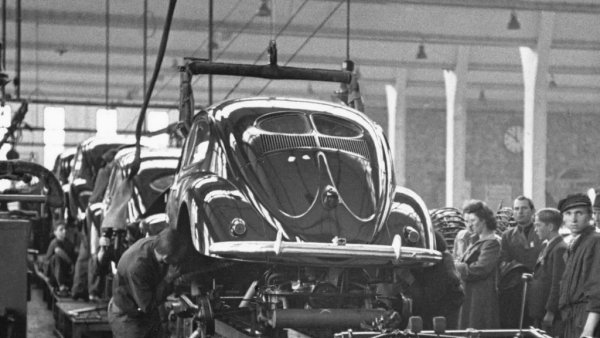 Когато стане дума за разделено задно стъкло, всички се сещат за Corvette Stingray. Когато стане дума за разделено предно стъкло, всички се сещат за "костенурката" на Volkswagen, която започна живота си именно по този начин (под влияние на по-стари модели на Tatra). През 1953 разделеният преден прозорец бе заменен от цял, което прави по-ранните образци особено ценени от колекционерите днес. 
