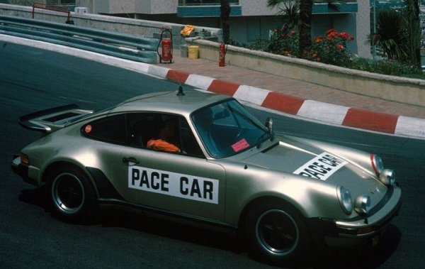 Колата на Porsche няма вина за случилото се. През 1976 година организаторите на състезанието в Монако избират Porsche 911 (на снимката) за автомобил за сигурност, а през 1995 година на "Спа" колоната води 911 GT2 (поколение 993).