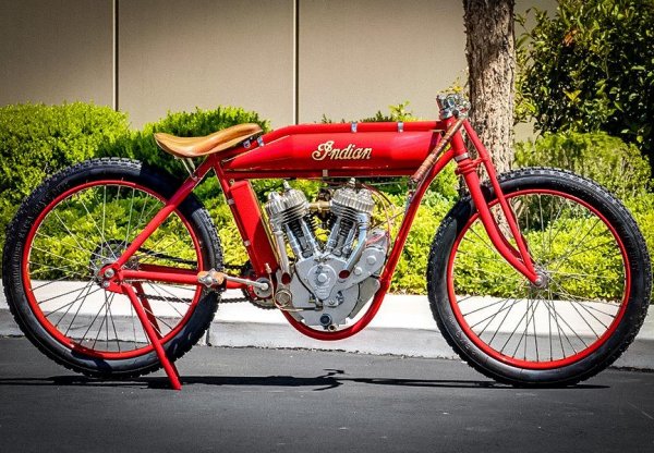 Този "индианец" от началото на XX век повече прилича на велосипед - хард-тейл рама и тесни колела. Задвижва се от двигател V-туин и никак не е евтин