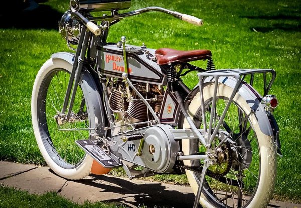 Такива са били мотоциклетите на великия бранд, основан през 1903 г. На аукциона в Монтерей бяха продадени още две подобни машини - 11К за 90 200 долара и 10Е за 77 000 долара. И двата са произведени през 1914 г.