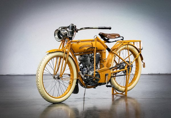 Още един реставриран мотоциклет, който е на повече от 1 век. Той е считан за спортен байк за своето време. Двигателя V-туин с обем 1,0 литър е един от най-сериозните за този период. Впрочем, преди време същият мотоциклет, но в оригинално състояние, записа рекорд за марката, като беше продаден за 423 500 долара.