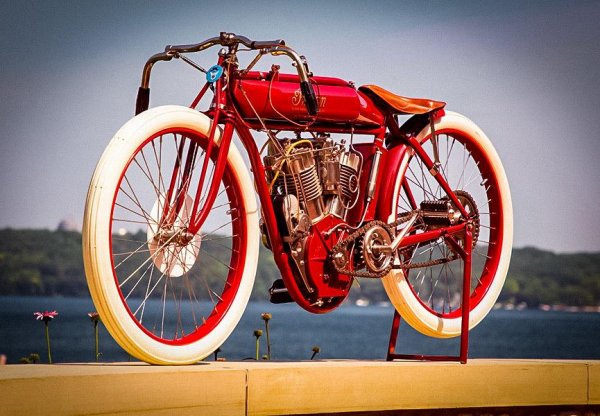 Още една машина, родена в началото на мотоциклетната епоха. Този екземпляр също е реставриран, като прави впечатление, че всеки негов детайл е изпипан до съвършенство. 