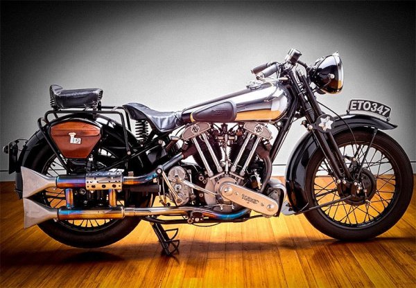 Фантастично красив, но също реставриран британец, който е участвал в пробега от Лондон до Единбург в навечерието на Втората световна война. Цената обаче не е рекордна за мотоциклет Brough Superior. През март 2019 г. за същия модел бяха платени 549 349 долара.