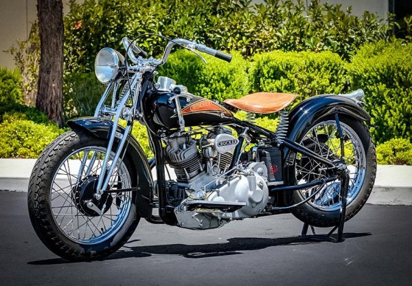 Един от най-редките американския байкове, тъй като през период от 1936 до 1942 от него са произведени между 60 и 200 бройки (според различни оценки). Двигателят е V2 с обем 1000 куб. см.