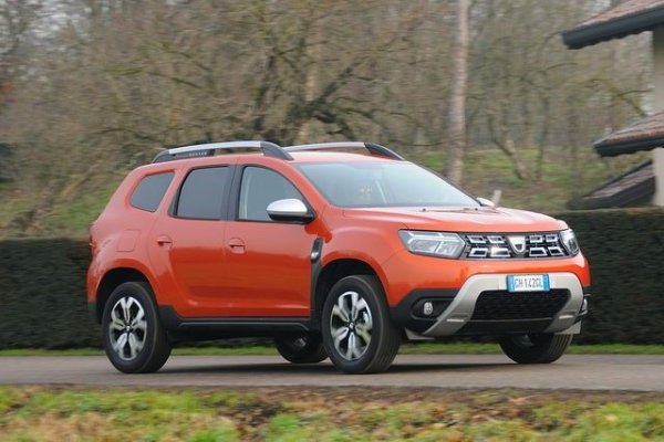 Ако обаче със същите 15 000 евро търсите повече пространство и гъвкавост, пазарът на втора употреба предлага второто поколение Dacia Duster (дори версиите след фейслифта) с приемлив пробег, често под 70 000 км, и със здрави 1,5 dCi двигатели. Отказвате се от най-новата актуализация и малко технологии, но получавате истински SUV с повече семейно пространство, огромен багажник и възможност за справяне с по-тежки условия на пътя (можете да получите и екземпляри със задвижване на четирите колела).