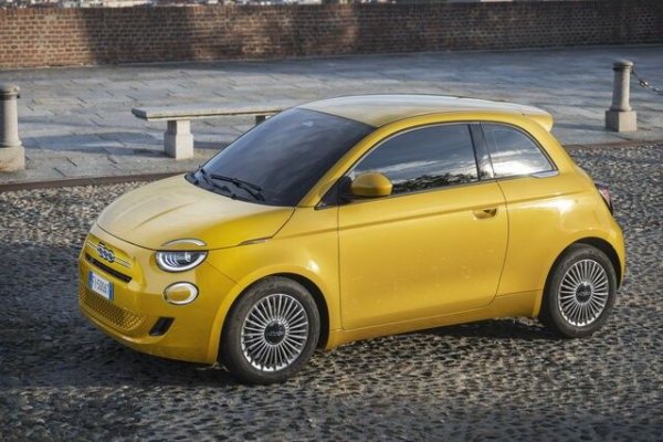 Това е идеалната сума за придобиване на на чисто нов Fiat 500 Hybrid, наскоро актуализиран, започвайки от електрическата платформа. Това е икона на стила, идеална за града, пъргава в трафика и привлекателна на вид . Тя е изборът на тези, които поставят дизайна и управлението на първо място.
