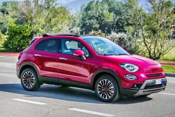 На същата цена можете да намерите употребяван 500Х с двигатели 1.5 T4 със 1.5 T4 със 1.6 к.с. или 1.6 к.с., с оборудване на високо ниво и пробег по-малко от 50 000 км. Стилът "Cinquecento" и привлекателността на марката са запазени, но с практичността на 5-те врати, висока седалка, която доминира на пътя, и багажник, подходящ и за почивка.