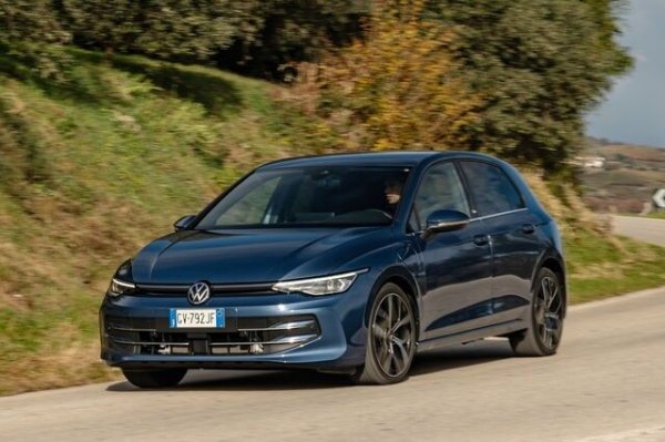 За 30 000 евро влизате в царството на краля на компактните автомобили - Volkswagen Golf. Този бюджет гарантира нов модел, но само базовата версия с 1,5-литров бензинов двигател, произвеждащ 116 к.с. Това означава да имате всички необходими технологии, като например дигитално табло и усъвършенствани асистенти за шофиране, и да осигурите отличния баланс между комфорт и пъргавина, които са направили Golf световен бестселър.