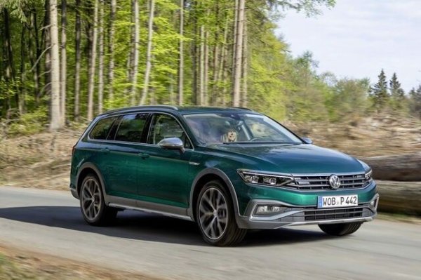 Въпреки това, за същите 30 000 евро (или дори за по-малко) можете да изберете употребяван Volkswagen Passat Variant от предпоследното поколение. Има и модели от 2024 с 2.0 TDI двигател със 150 к.с., автоматична трансмисия DSG и все още нисък пробег. Бихте заменили надежден компактен автомобил с кола с подобна механика, но с товароносимост от друг клас, комфорт на флагман на дълги разстояния и усещане за „солидност“ на истински луксозна машина.