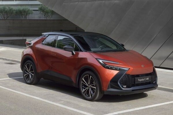 За 35 000 евро можете да закупите Toyota C-HR 1.8 full hybrid със 140 к.с. - автомобил с елегантен, привличащ вниманието дизайн, хибридна ефективност, която ви позволява да изминавате няколко километра в града с една капка гориво, и известната надеждност на марката. Наред с модерния си външен вид, той се гордее и със забележителни технологични умения, тъй като дори базовият модел позволява полуавтономно шофиране.