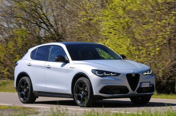 Но ако търсите истинско удоволствие от шофирането на Alfa Romeo, платформата Giorgio гарантира абсолютна безопасност. За същия бюджет можете да намерите употребявани Alfa Romeo Stelvio с мощния 2,2-литров турбодизелов двигател с мощност 209 к.с., съчетан с Q4 задвижване на всички колела. Ще се съгласите с по-неусъвършенствана мултимедийна система, но ще получите производителност, наистина спортна динамика на шофиране и двигател със значително по-голям въртящ момент.
