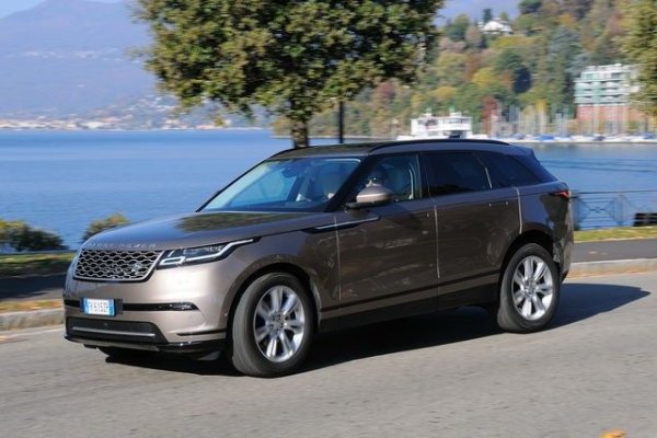 За приблизително същата сума обаче можете да направите значителен скок в размера, като същевременно запазите определен стил, като изберете употребяван Range Rover Velar. Например, можете да намерите модели на няколко години в ниво на оборудване Autobiography с 3.0-литров шестцилиндров двигател, произвеждащ 300 к.с., който е определено по-изтънчен от три- или четирицилиндровите двигатели, намиращи се в новите Evoque на същата цена. Тези модели също така се отличават с високотехнологичен интериор, но предлагат значително повече пространство на борда.