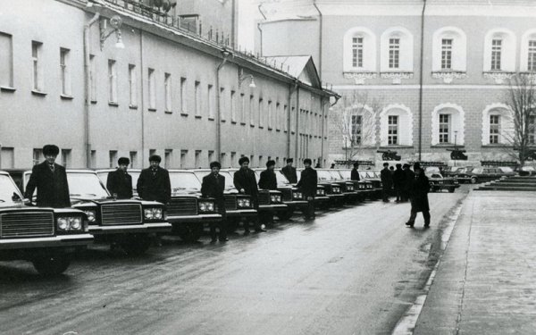 ЗИЛ-4104 държи и рекорда за най-много превозвани лидери. На моделите преди него се пада само по един генерален секретар, докато в тази кола са се качвали цели четирима. 
Разработването на 4104 започва през 1975 година - първо под името ЗИЛ-115, но после инженерите преценяват, че при толкова сериозни промени колата заслужава изцяло ново наименование. 
На снимката: ЗИЛ 4104 в двора на Кремъл
