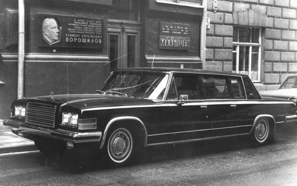 Промените действително се виждат с просто око: висока, масивна радиаторна решетка, издължен силует, внушителен 7.7-литров V8 двигател с мощност 315 конски сили. Благодарение на последното ЗИЛ-4104 e най-бързият от серийно произвежданите съветски автомобили - развива 190 км/ч. Освен това получава тристепенна, вместо двустепенна автоматична трансмисия. 
На снимката е пред прословутото здание на улица Грановски номер 3, в което са живели много от държавните ръководители на СССР 
