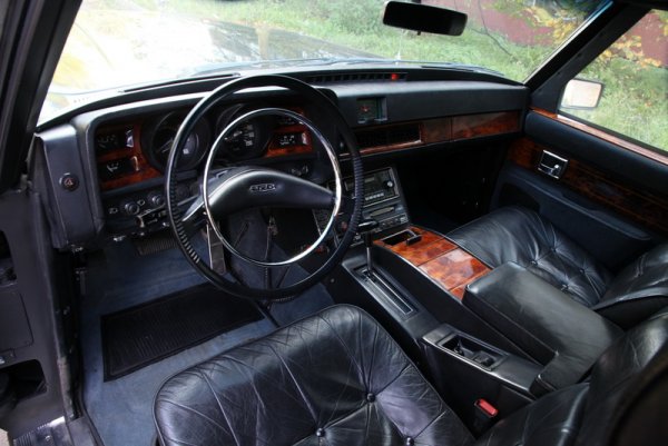 Старателно пазена тайна е, че дизайнът на тази последна лимузина на СССР не е руски - всъщност поръчката е възложена на британското ателие "Капко", което създава екстериорния проект, както и доста елементи в интериора. При представянето на модела пред съветската преса тази информация е спестена. Серийното производство започва през 1976. 
