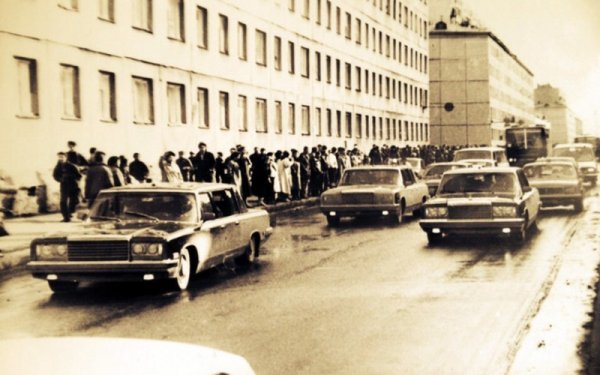 Концепцията е доста гъвкава: освен обикновената пътническа лимузина е създадена линейка (ЗИЛ-41042), която навсякъде е част от кортежа на по правило доста възрастните генерални секретари. Има и свързочен автомобил, който на външен вид се разпознава само по дузината антени. 
