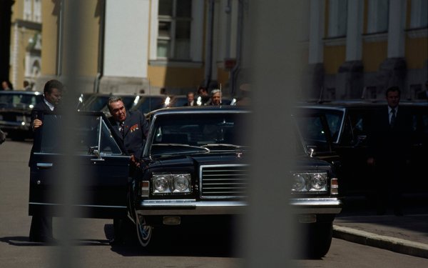 Леонид Брежнев бил сериозен почитател на автомобилите и честичко избирал сам да шофира, за ужас на охраната си. Когато на публични събития се налагало да бъде возен, предпочитал да сяда на предната седалка, до шофьора. 
Впрочем позицията на шофьора е необикновено тясна и неудобна - ясен знак, че в тази кола важният човек е друг. 
