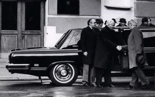 След смъртта на Брежнев през 1982 начело на държавата застава бившият шеф на КГБ Юрий Андропов. По негово време, през 1983, се появява модифицираната версия на лимузината, наречена ЗИЛ-41045. Разликите не са кой знае какви - хром по решетката, нови брони и светлини. 
Андропов обаче не се радва дълго на новата си придобивка - той прекарва последните месеци от живота си в болницата, а през 1984 в ЗИЛ-а вече се вози наследникът му Константин Черненко. А година по-късно - и Михаил Горбачов. 
На снимката е Константин Черненко, предпоследният генерален секретар на КПСС. 
