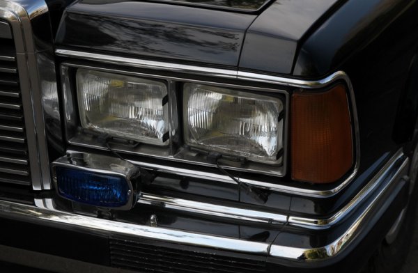 При Горбачов се появява и последната версия на правителствената лимузина - ЗИЛ-41047.  Двигателят е същият - V8 с обем 7.68 литра, 315 конски сили максимална мощност и 613 Нм максимален въртящ момент, достъпен още при 2400 об/мин. Четирикамерният карбуратор е горе-долу със същите размери, като целия двигател на малолитражката "Ока". Окачването е доста, меко казано, старомодно - с торсиони отпред и ресьори отзад. Но пък спирачките вече са дискови. Няма и как да е иначе - те трябва да спрат машина с дължина над 6 метра и тегло над 3335 килограма. 
