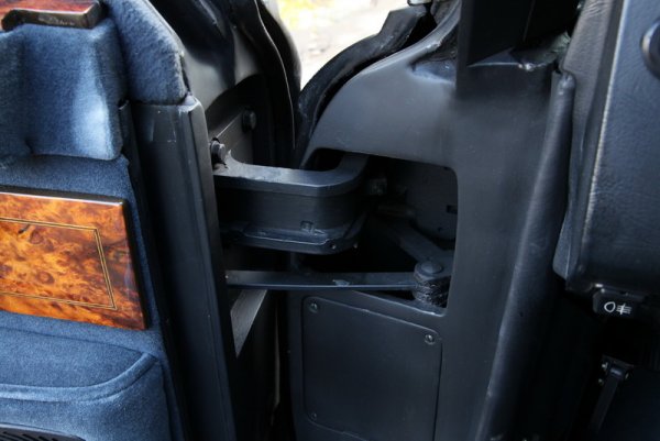 Бронираната версия ЗИЛ-41052, предназначена за държавния глава, има дебели 4 см прозорци. Теглото й е с цели два тона над това на обикновения модел (общо 5.5 т). Стъклата не се отварят. А предното заради извивката и дебелината изкривява образа по краищата - сякаш гледате през лупа. 
