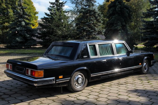 Гумите са специални 16-цолови "Гранит" (днес 16 цола носят градски модели като Peugeot 208, но през 80-те това е необикновено голям размер). Специално са разработени така, че да може да се кара, дори да са пробити от куршуми. 
