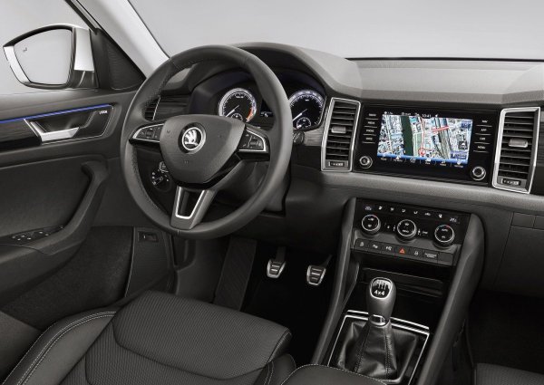 Ръчната скоростна кутия се появи едва през 2018 г. за двигатели 1.4. Най-често се срещат роботизираните DSG, които са два вида - DQ250 за двигателите 1.4 и DQ500 за всички останали. Те също са модернизирани и показват добър ресурс, като DQ500 е в състояние да издържи 180 000-200 000 км без намеса. При DQ250 положението е същото, но е твърде вероятно да се наложи смяна на комплекта съединители. Всичко зависи от това къде се кара колата. Стоенето в задръствания определено скъсява живота на агрегатите.