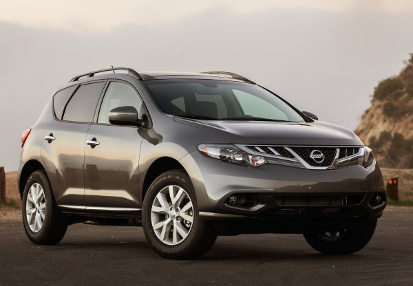 В случая става въпрос за версията от 2012 г., когато е вторият хейслифт на кросоувъра. Дължината му е 4860 мм, просветът - 185 мм, а багажникът побира 402 литра, което е един от недостатъците. Сред тях трябва да бъде посочена и комбинацията от агрегати, тъй като тя не е особено удачна.