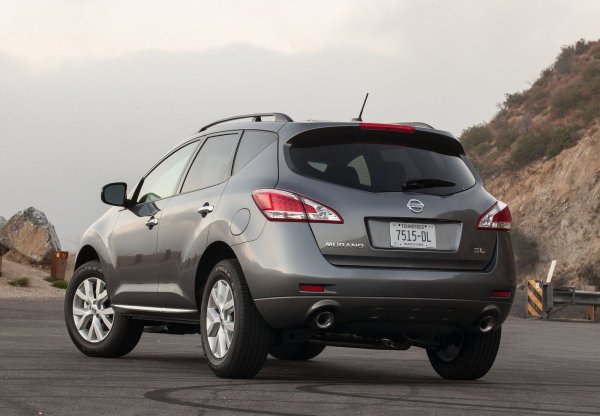 Бензиновият VQ35DE V6 3.5 (249 к.с.) е добър. При по-старите двигатели се повишава разхода на масло, а при прегряване петият и шестият цилиндър страдат много. Необходимо е да се следи нивото на маслото, тъй като уплътненията на маслените канали под предния капак често протичат. За да решат радикално проблема, собствениците поставят нестандартни тръби, които са взети от различна модификация на двигателя. Като цяло обаче той е доста здрав и изкарва 400 000 км.