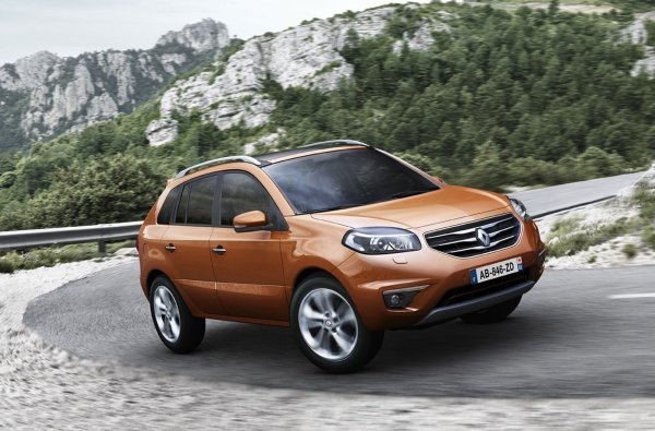 Този модел е близък роднина на Nissan X-Trail, с който има обща конструкция на окачването и агрегатите. Koleos е малко по-голям, средно по-богато оборудван и по-скъп. Дължината му е  4672 мм, пътният просвет - 210 мм, а багажникът побира 538 литра.