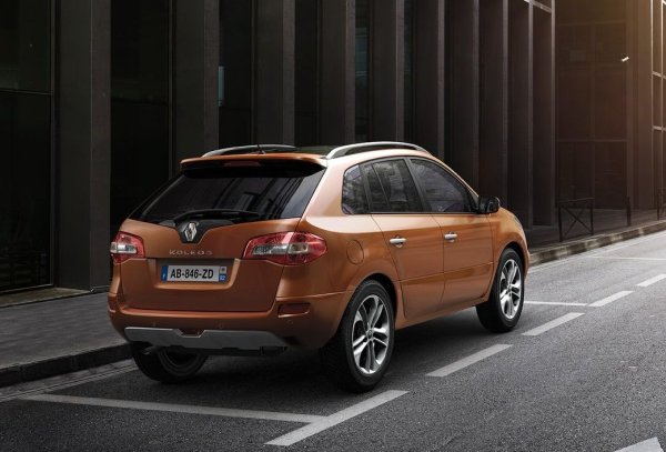 Двигателите са атмосферни -  Nissan MR20DD 2.0 (144 к.с.) и QR25DE 2.5 (171 к.с.). Първият е с директно впръскване, но това не пречи на бързата поява на сажди и повишен разход на масло. Ресурсът на този мотор е около 220 000 км. По-големият също &bdquo;яде&ldquo; и има доста слаба ангренажна верига, но изкарва над 250 000 км.

Дизеловият M9R 2.0 (177 к.с.) е един от най-добрите в света, като често е определян и като &bdquo;идеалният дизел&ldquo;. Ако бъде гледан правилно, изкарва дори половин милион километра. Чугуненият му блок го прави и по-лесен за поддръжка и ремонти да разлика от повечето съвременни мотори.