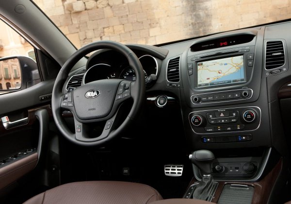 Според съвременните стандарти, ръчната скоростна кутия M6GF и хидравличният автоматик A6MF са пример за надеждност. И двете обаче имат известни проблеми &ndash; при механичната двумасовият маховик е слаб, а при автомата сензорът за положение на селектора бързо излиза от строя. Въпреки това, двете кутии икарват над 200 000 км.