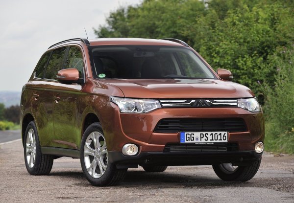 Това е и най-евтиният вариант от всички, които влизат в списъка. При дължина от 4695 мм Outlander има пътен просвет от 215 мм, а багажникът му побира 591 литра. Хибридните варианти и дизелите се срещат рядко, затова се препоръчват бензиновите версии. 

Атмосферните 4B11 2.0 (146 к.с.) и 4B12 2.4 (167 к.с.) имат отлична репутация, като е единствено преобразувателят може да излезе от строя след 100 000 км. При качествено и редовно обслужване моторите изкарват над 300 000 км. 