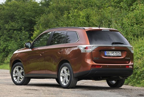 Подобно е и положението при V6 мотора 6B31 3.0 (227 к.с.), чийто ресурс също е 300 000 км. На 90 000 км се сменя задължително ангренажния ремък. Възможни са и проблеми с прегряване (след 120 000 км), като те се дължат на маслената помпа. Почукването на хидравличните повдигачи е много тревожен сигнал, а при 250 000 км се отчита износване на разпределителните валове. 