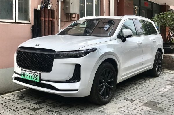 Китайска компания, основана в Пекин от Ли Шян и финансирана от собственика на TikTok. За разлика от повечето си конкуренти, разработва хибридни модели, които могат да се движат и само на ток, и само на бензин. Вече продаде около 10 000 бройки от първия си модел Li Xiang One. 

Текуща цена на акциите: 22.5 долара
Най-висока цена на акциите: 47.7 долара
Разлика между сегашната и най-високата: -53% 
Общо акции: 897 милиона
Пазарна капитализация: 20.16 милиарда долара
Нетен дълг: 2.54 милиарда долара
Приходи за последните 12 месеца: 863 милиона долара
Оперативна печалба: - 266 милиона долара (загуба)
